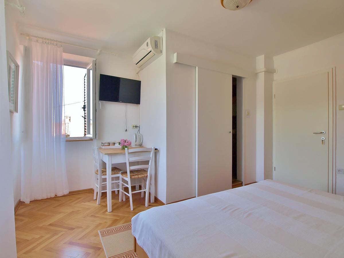 Rooms And Studio Old Town Rab Town Exterior photo
